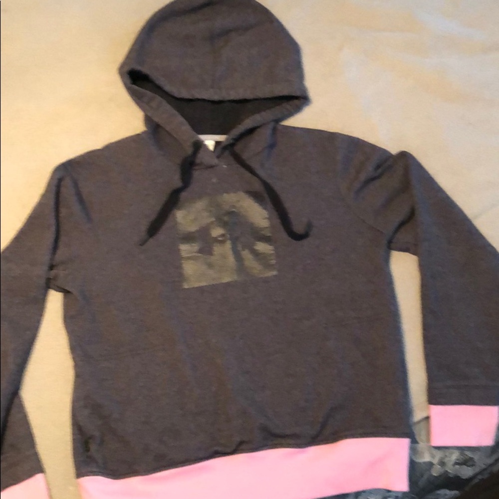 Under Armor Hoodie Sweatshirt Size Medium women’s